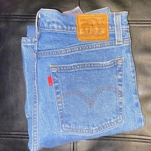 Levi’s wedged straight medium wash jeans